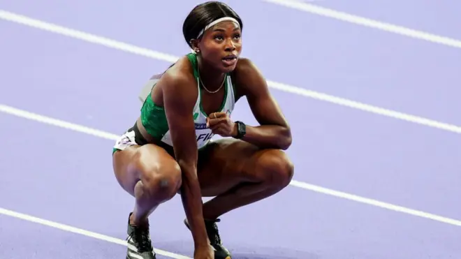 Türkiye'nin transfer etmek istediği atletlerden Favour Ofili, bir yarış pistinde yere çömelmiş