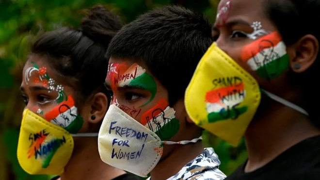 Mulheres indianasapostas online nas caixas registradoras da mega cenaprotesto por liberdade