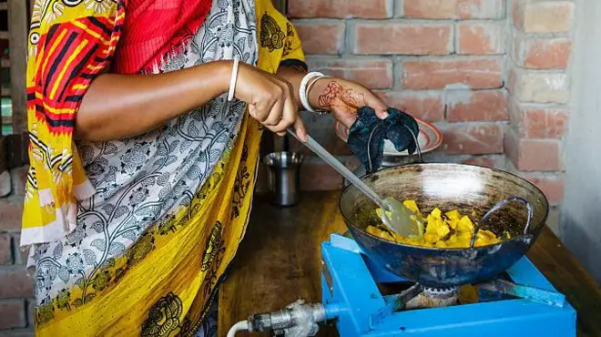 Obìnrin tó ń dáná ní ilé ìdáná pẹ̀lú gáàsì