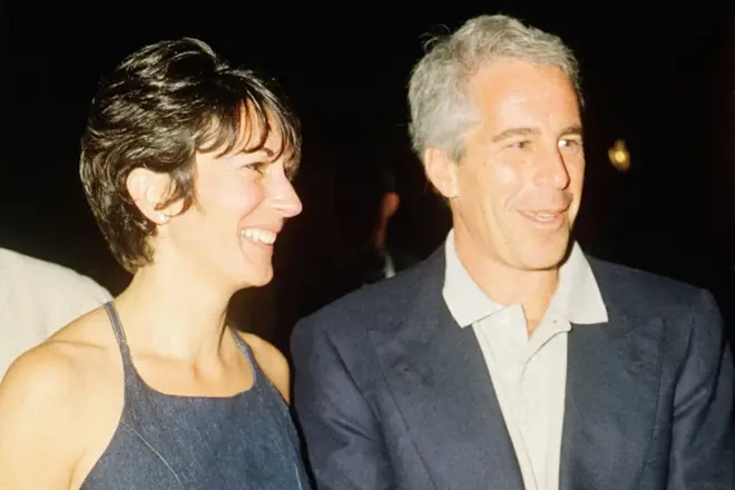 Ghislaine Maxwell (ubu ufunze) ari kumwe na Jeffrey Epstein aha ni mu mwaka wa 2000 bari mu birori ku rugo ruzwi nka Mar-a-Lago i Palm Beach, Florida