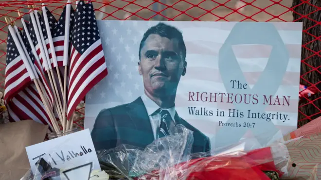 الأمريكيون ينعون كيرك بعد إطلاق النار المميت عليه
