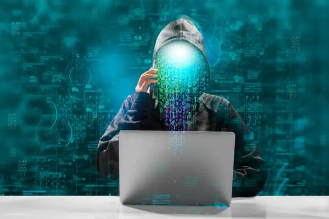 Компютер ўнгида ўтирган инсон.