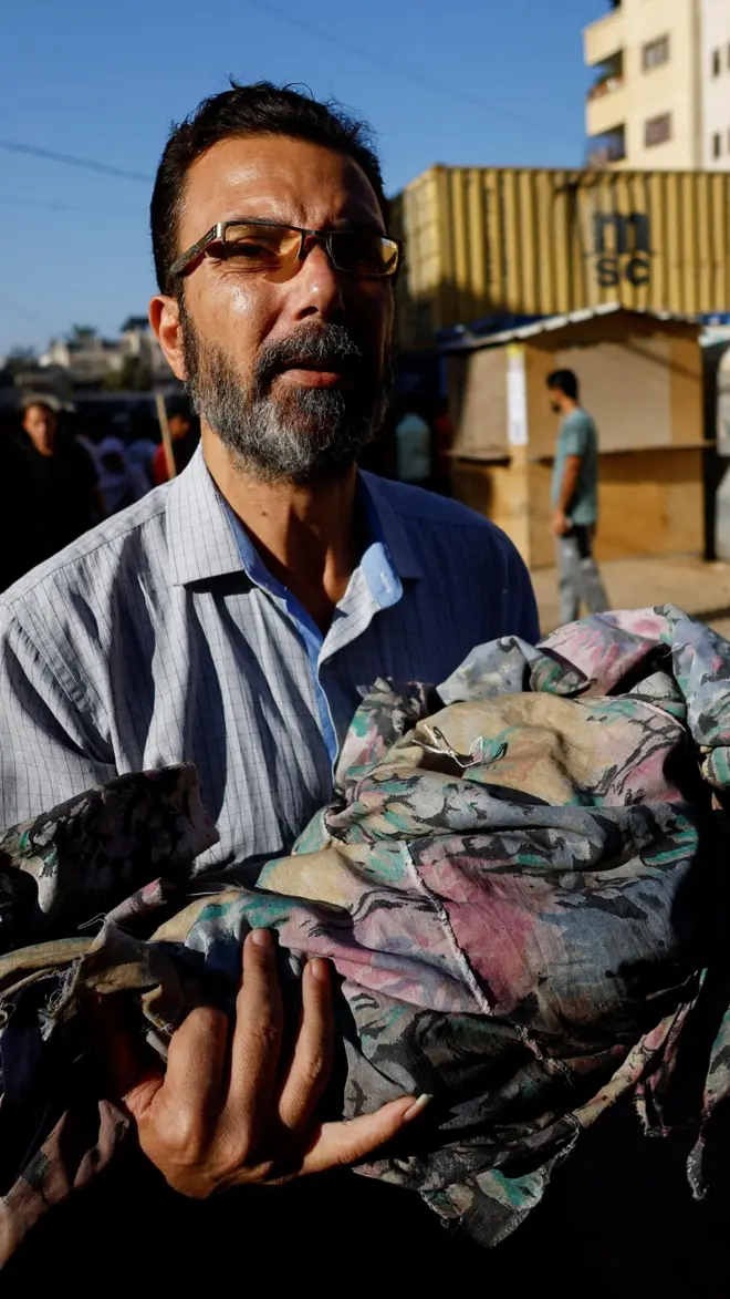 otac drzi mrtvo dete, palestinske teritorije, gaza