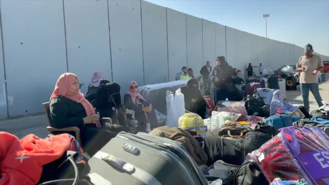 عائلات من غزة تنتظر على معبر رفح للدخول إلى غزة
