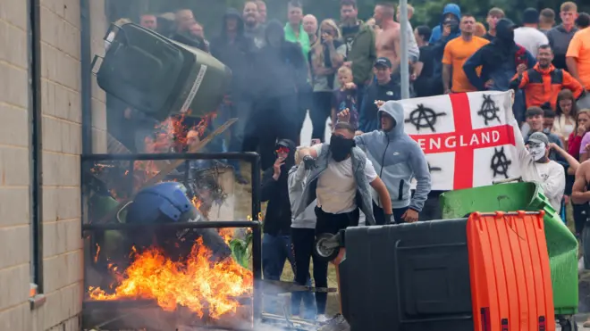 حمله به هتل پناهجویان در روترام