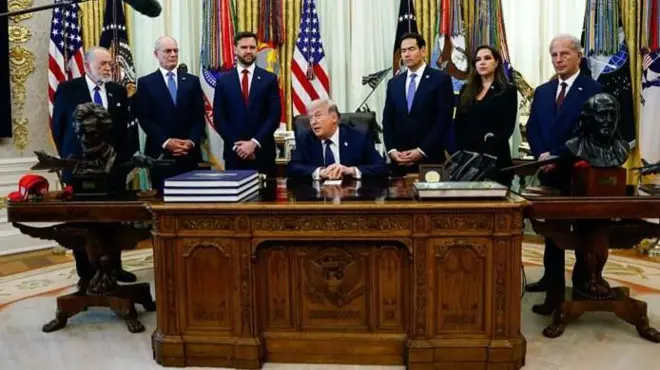 Дональд Трамп за столом в Белом доме в окружении участников встречи между делегациями Израиля и Ливана