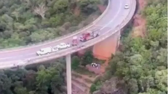 Aworan awọn ọkọ lori afara ti ijamba ti waye