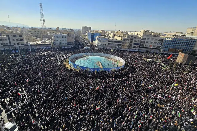Apoiadores em ato após a morte de Ali Khamenei em Teerã 