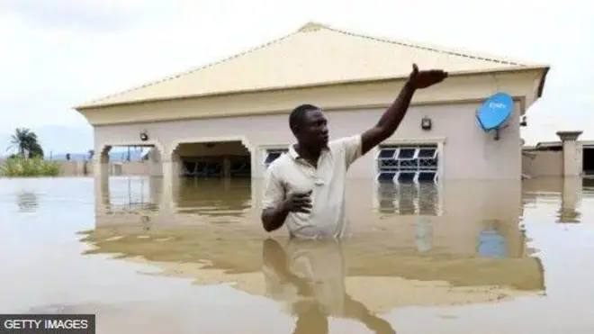 Ile kan ri sinu ẹkun omi nla, ti ọkunrin kan si wa niwaju ile naa, ni aarin agbami omi nla, ti omi si ti mu u de idodo