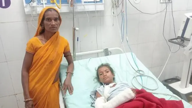 आपली जखमी मुलगी राजूबरोबर गायत्रीबाई