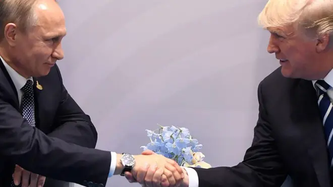 Trump e Putin em encontro durante reunião do G20 em 2017. 