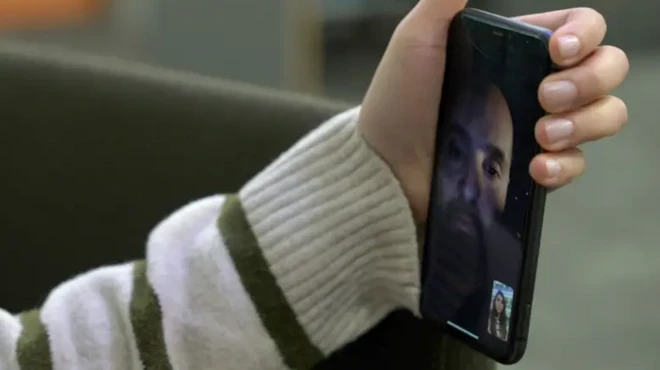 تصویری از مصاحبه هیا البدارنه، خبرنگار بیبیسی، با حافظ منذر اسد، نوه عموی بشار اسد، رئیس جمهور برکنار شده سوریه