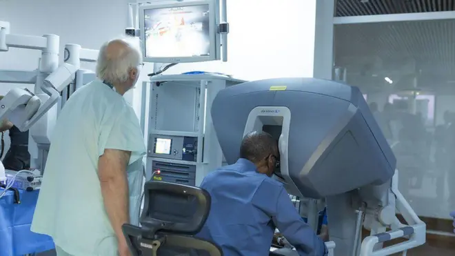 Perezida Paul Kagame arebera mu cyuma cy'ikoranabuhanga mu buvuzi, ubwo hatangizwaga i Kigali ishami rya IRCAD muri Afurika, aha ni ku wa gatandatu ku itariki ya 7 Ukwakira (10) mu 2023