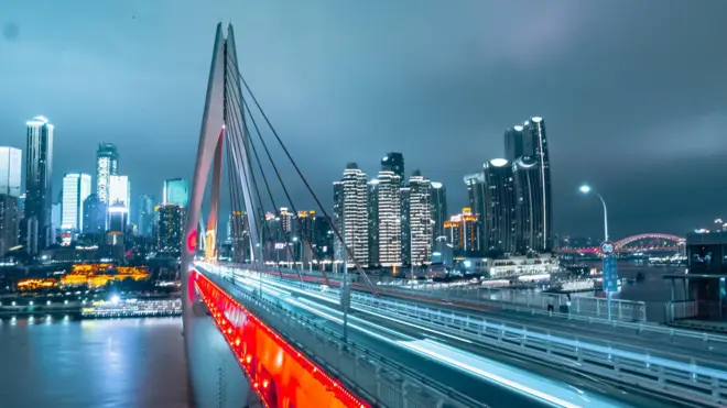 vista nocturna de edificios en Chongqing, China