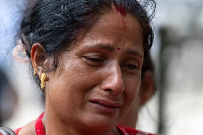 26 अगस्त 2026 को नेपाल के नुवाकोट ज़िले के त्रिशूली बाज़ार में अचानक आई बाढ़ के बाद परिजनों की तलाश में अस्पताल के बाहर एक महिला