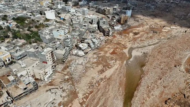 Foto mostra área destruída por enchente