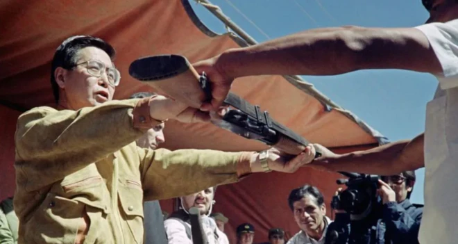 Fujimori 1991 yılında bir çiftçiye solcu isyancılarla savaşması için silah verirken görülüyor