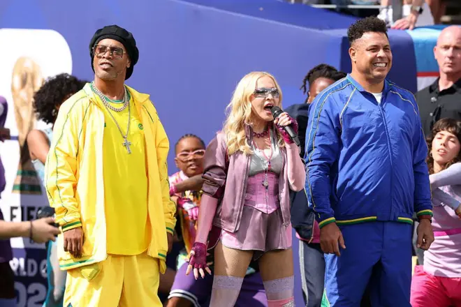 Ronaldinho e Ronaldo conduziram Madonna no show do intervalo