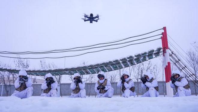 Regimento chinês na regiãoblaze eXinjiang faz treinoblaze ereconhecimento com drone