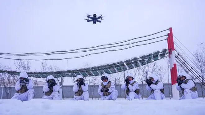 Regimento chinês na regiãoXinjiang faz treinoreconhecimento com drone