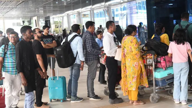 एयरपोर्ट के बाहर कतार में खड़े लोगों की तस्वीर