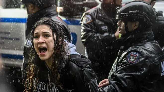 Manifestante pro palestina es detenida en Nueva York en 2024.
