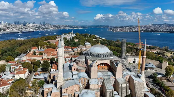 نمایی از مسجد ایا صوفیه استانبول در یک روز آفتابی با پس زمینه دریای آبی‌رنگ.
