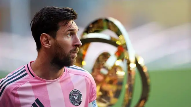 梅西站在世俱盃獎盃前