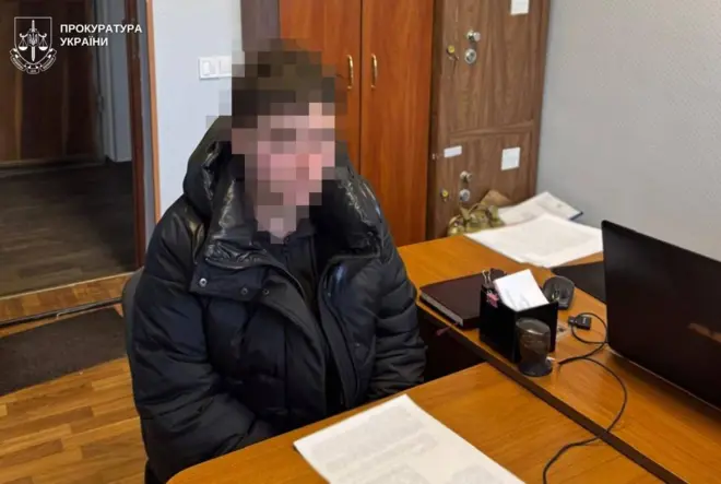 Жінка у чорній куртці 