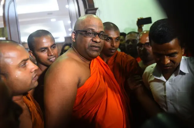 භික්ෂූන් වහන්සේලා කිහිප දෙනෙකු සහ ගිහියෙකු සමග ගලගොඩඅත්තේ ඥානසාර හිමි