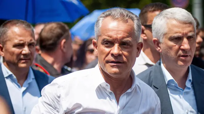 Мужчина в белой рубашке.