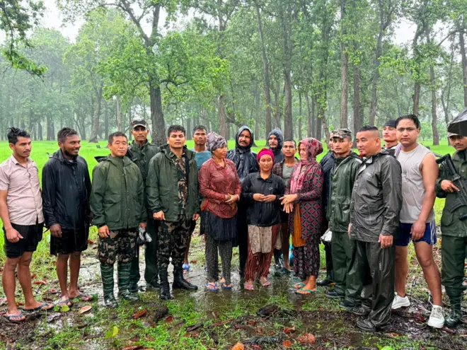 कञ्चनपुरको शुक्लाफाँटा राष्ट्रिय निकुञ्जभित्र च्याउ खोज्न गएका बेला आइतवारदेखि सम्पर्कविहीन भएका बेल्डाँडी गाउँपालिकाका तीन महिलालाई उद्धार गर्दै नेपाली सेना