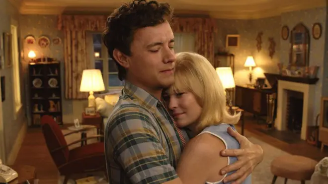 Tom Hanks y Robin Wright rejuvenecidos en la película "Here"