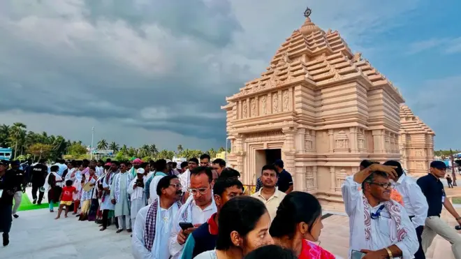 ममता बनर्जी ने अक्षय तृतीया के दिन पश्चिम बंगाल के दीघा में उड़ीसा के जगन्नाथ पुरी मंदिर के मॉडल पर बने मंदिर का लोकार्पण किया
