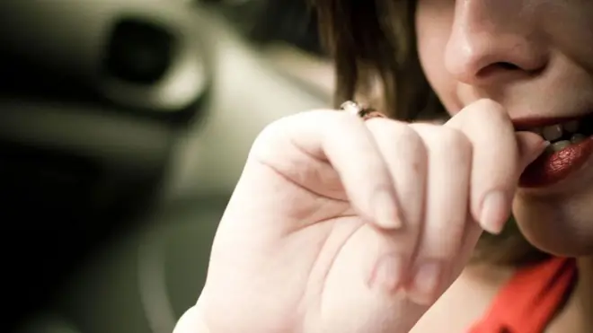 గోళ్లు కొరకడం