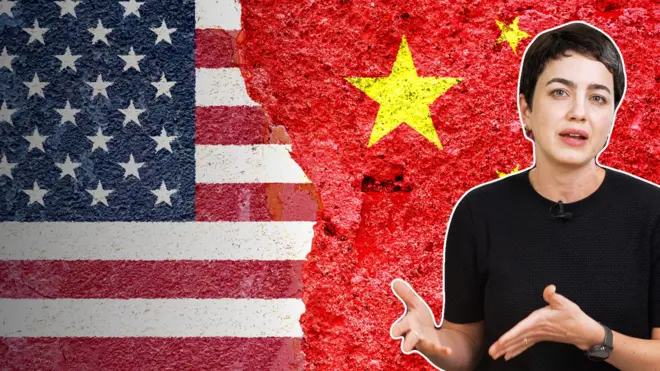 Repórter Laís Alegretti diante de imagem de bandeiras dos EUA e da China