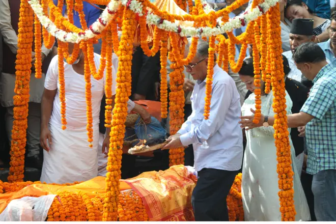 सीता दाहाललाई दागबत्ती दिँदै प्रचण्ड