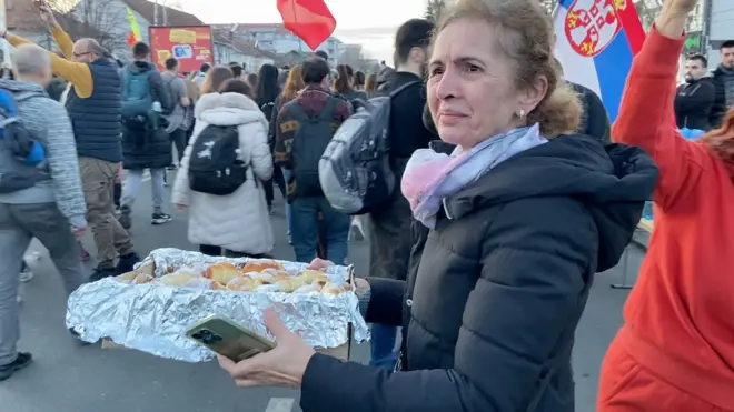 zena sa kilficama nova pazova, podrska studentma koji pesace od beograda do novog sada