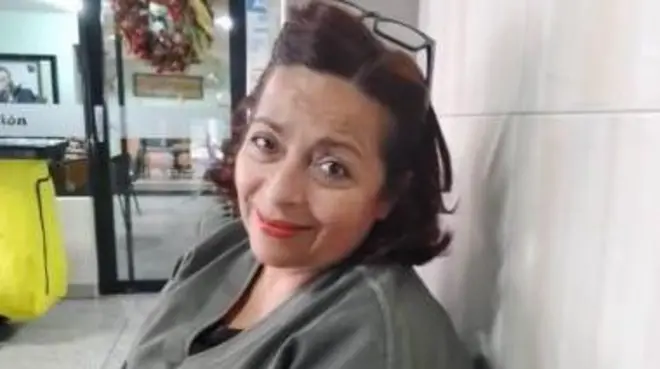 Orozco está olhando para frente. Ela está com os óculos de grau descansando na cabeça. 