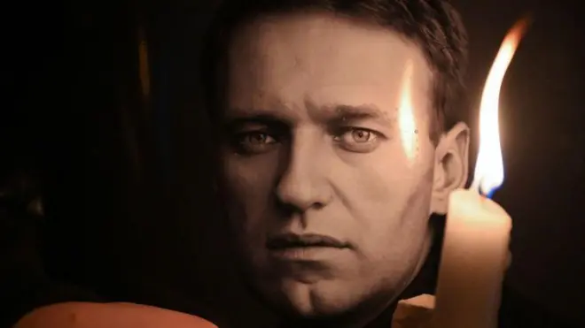 Foto de Alexei Navalny con una vela encendida
