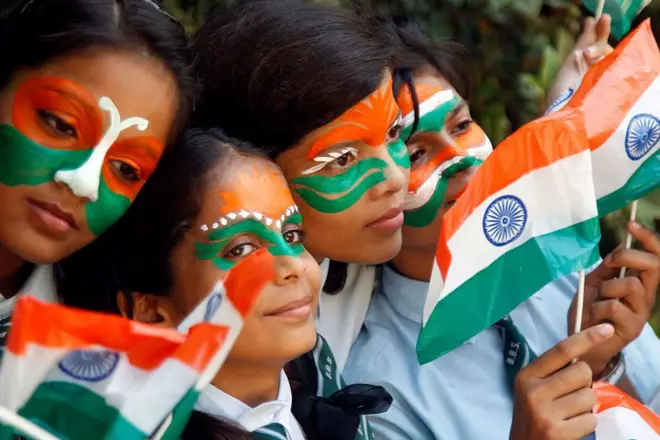 Des écoliers indiens avec les couleurs nationales peintes