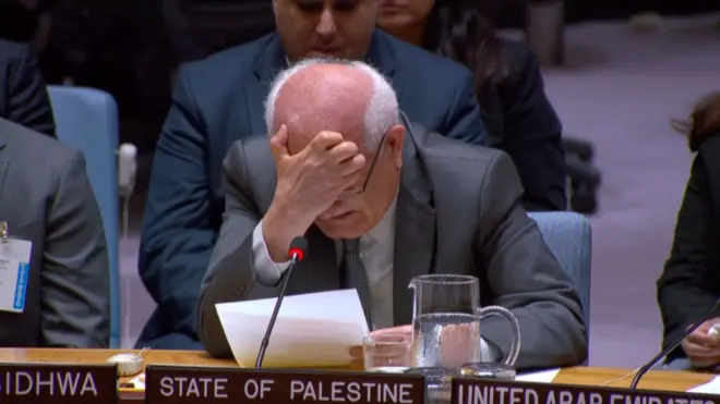 "Estas son personas, seres humanos, privados de agua, alimentos y medicinas durante tanto tiempo y que penden de un hilo", dijo Riyad Mansour.