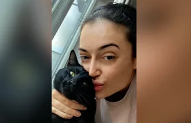 黒猫と女性