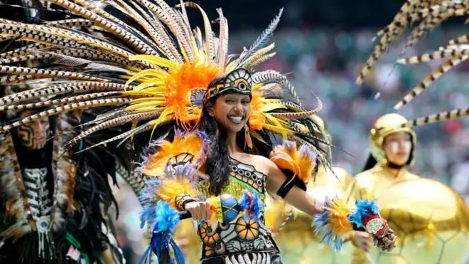 Una mujer con atuendo azteca