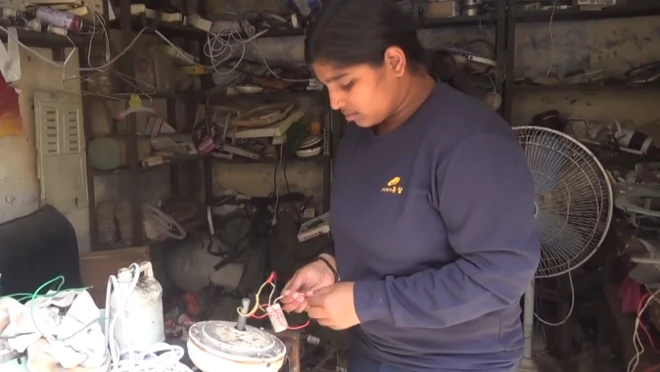 లేడీ ఎలక్ట్రీషియన్