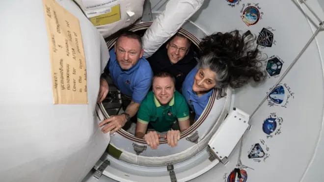 అంతరిక్షంలో వ్యోమగాములు