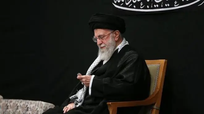  علی خامنه‌ای پس از چند هفته غیبت، برای نخستین بار از زمان حمله اسرائیل به ایران، در شب عاشورا در مراسم‌های عمومی حاضر شد و از محمود کریمی، مداح حکومتی خواست که سرود «ای ایران» بخواند