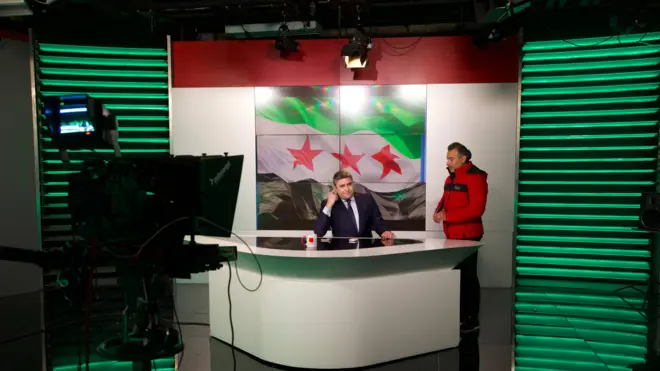 استعداد مذيع قبل بدء برنامج ييث من إحدى استديوهات الهيئة العامة للإذاعة والتلفزيون السورية في دمشق