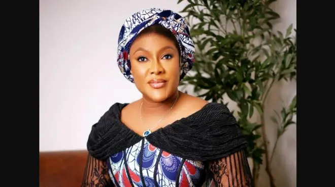 Aisha Achimugu ree to lo iborun, to si n rẹrin musẹ-musẹ pẹlu ẹgba-eti