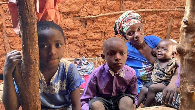 Salema e os filhos no Quênia